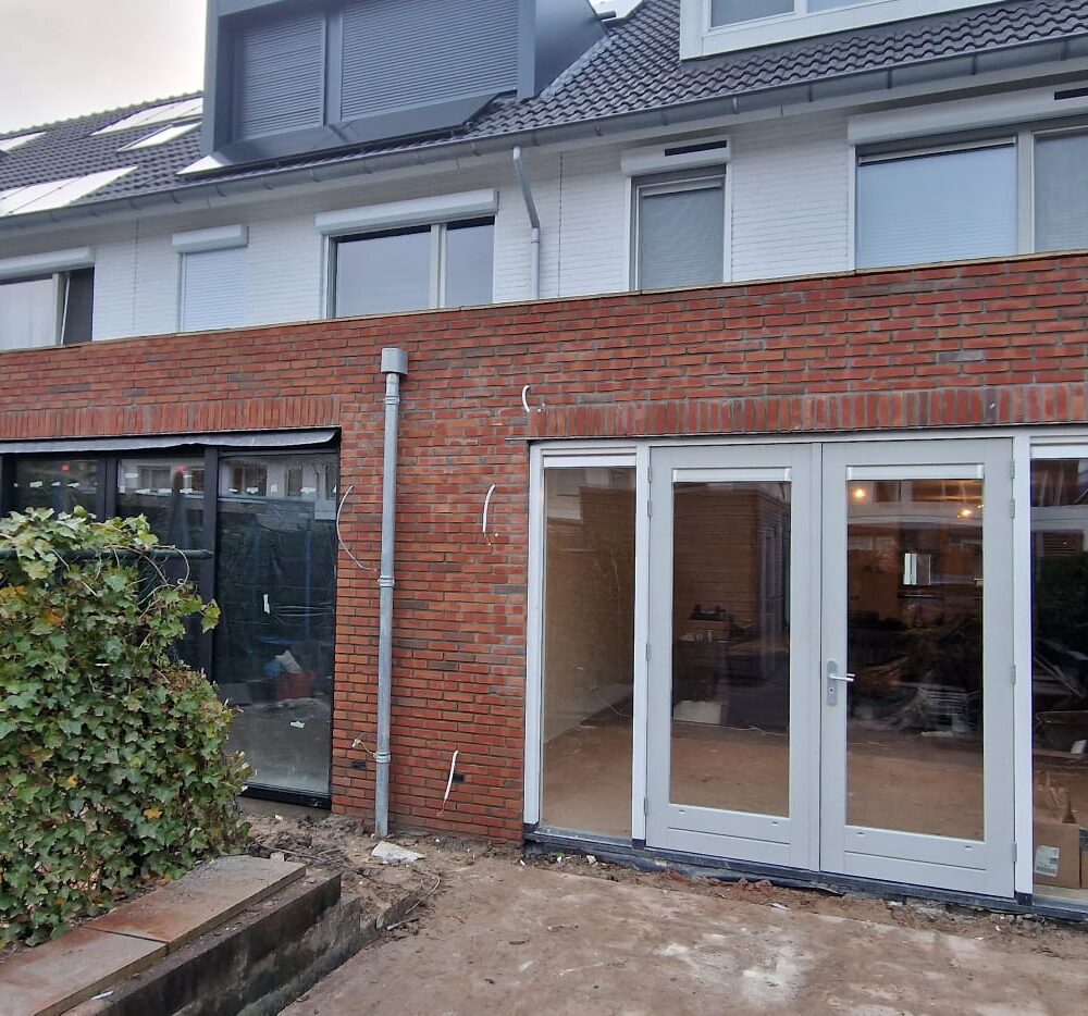Voltooide aanbouwen met moderne afwerking in Nieuwegein door HV Projecten.