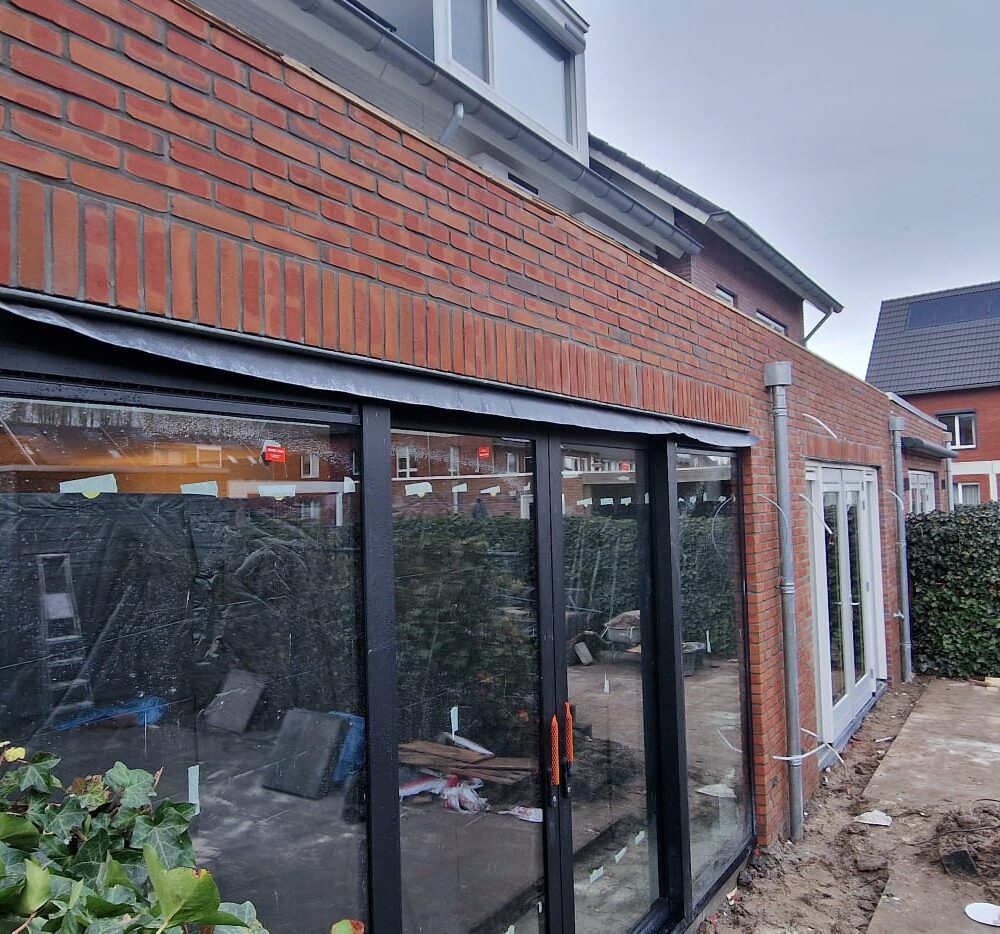 Drie stijlvolle aanbouwen naast elkaar in Nieuwegein, gerealiseerd door HV Projecten.
