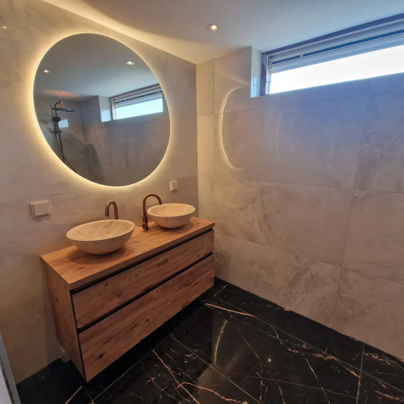 Moderne badkamer met inloopdouche in Utrecht gerealiseerd door HV Projecten