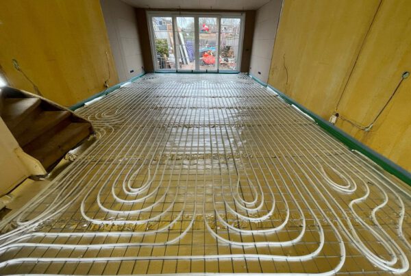 Installateur legt nieuwe waterleidingen aan bij verbouwing in Nieuwegein