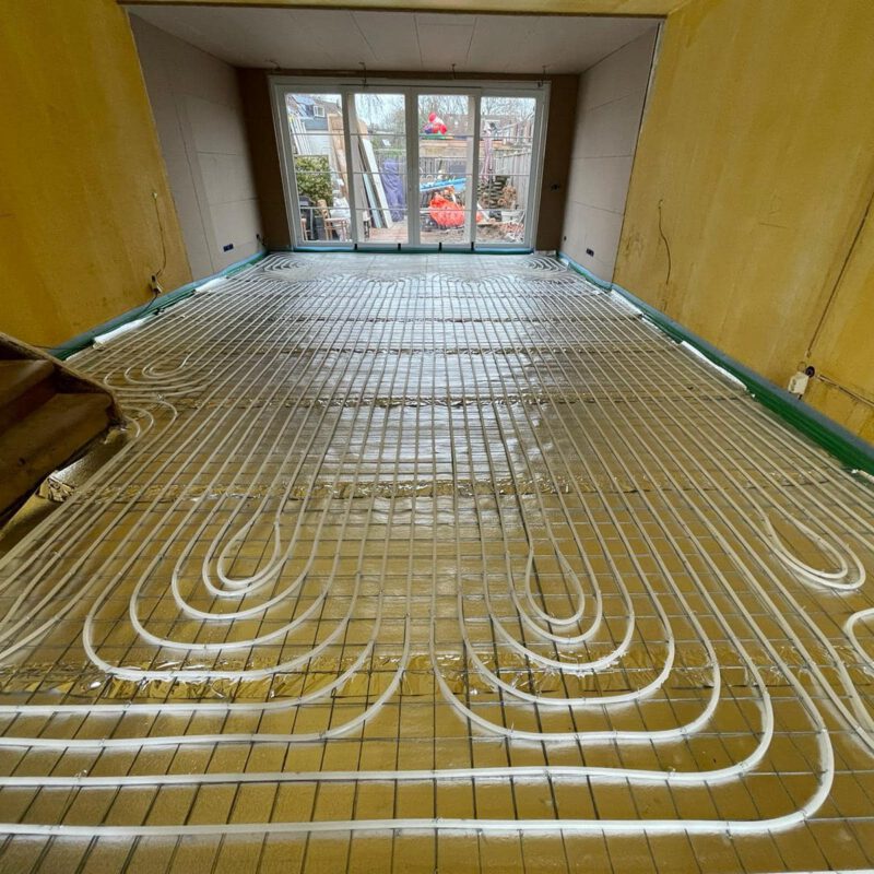 Installateur legt nieuwe waterleidingen aan bij verbouwing in Nieuwegein