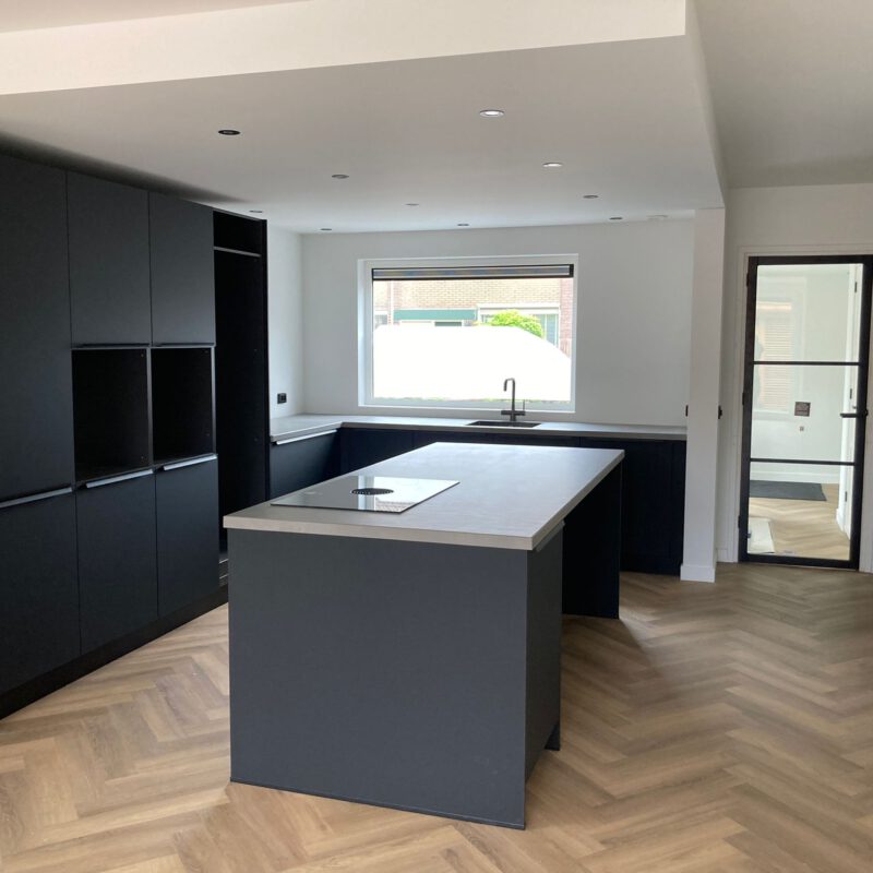 Gerenoveerde open keuken met kookeiland in Nieuwegein door HV Projecten