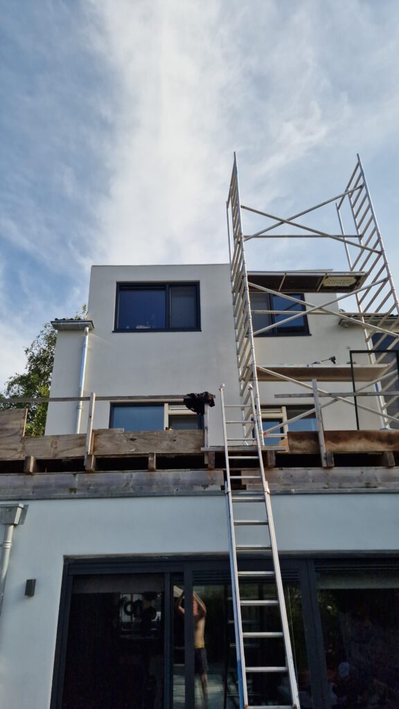 Woning die verduurzaamd wordt met zonnepanelen en isolatie door HV Projecten