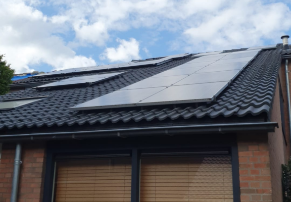 HV Projecten plaatst zonnepanelen op een woning in Vianen