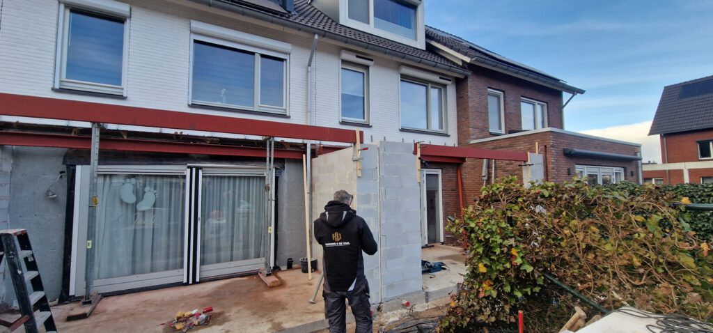 Timmerman aan het werk tijdens woningrenovatie door HV Projecten